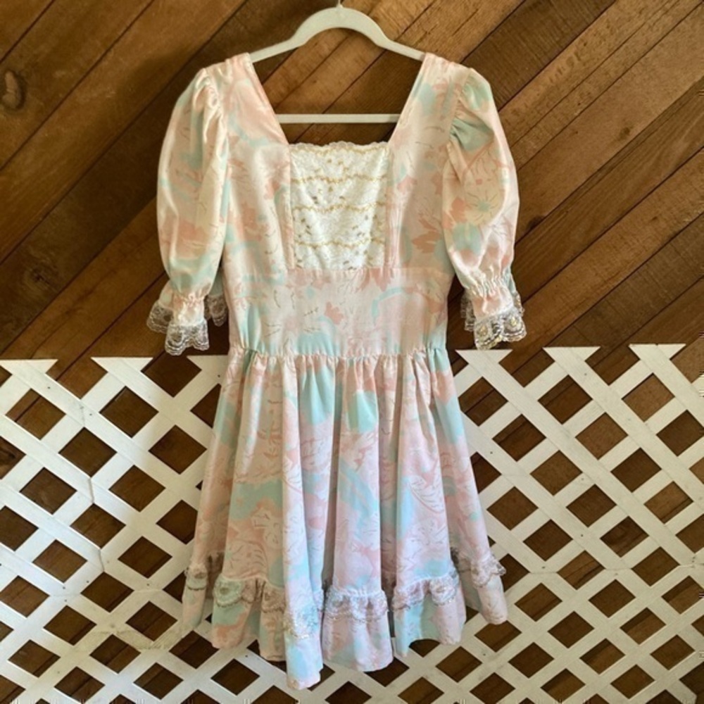 Vintage poufy babydoll style dress with gold lace detail